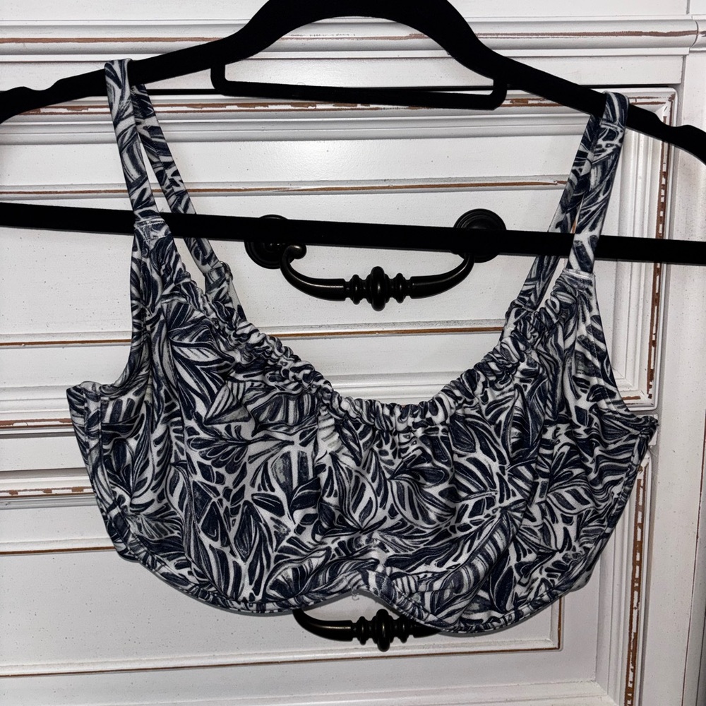Abercrombie & Fitch Curve Love Bikini Top - Navy/White Tropical Leaf Design